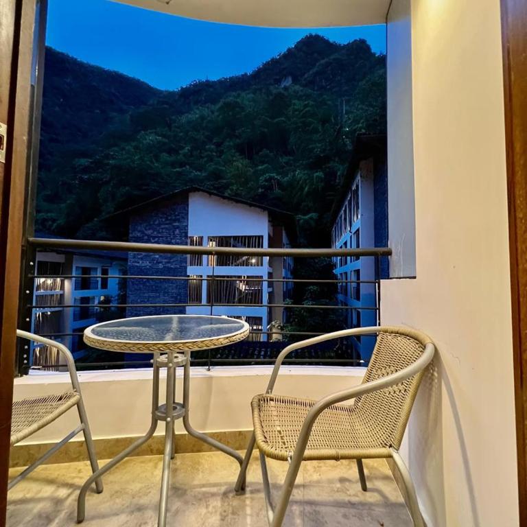 PisonayMapiHotelBoutique - Habitación con cama extragrande y vistas a la montaña - 8