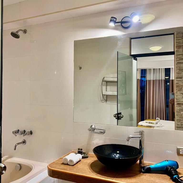 PisonayMapiHotelBoutique - Habitación con cama extragrande y vistas a la montaña - 10