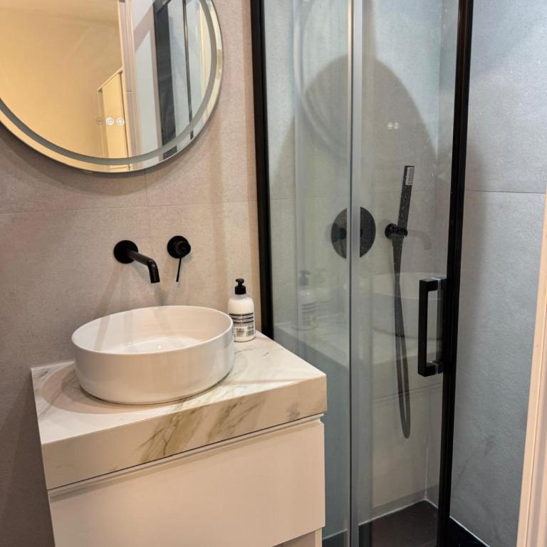 HABITACIONES con BAÑO LOS TILOS - CERCA de ESTACION BUS Y AVE - Habitación Doble - 1