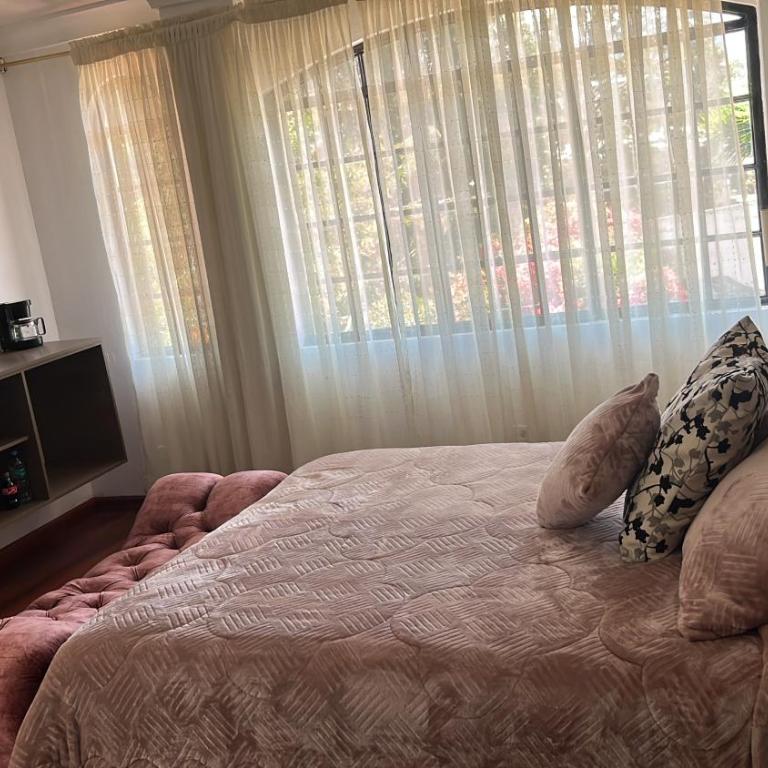 HABITACION MODERNA CON PARQUEO y WIFI - Large Double Room - 2
