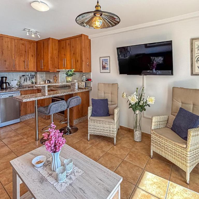 Cozy Apartment In Fuengirola With Wifi - Apartamento de 1 dormitorio - 2