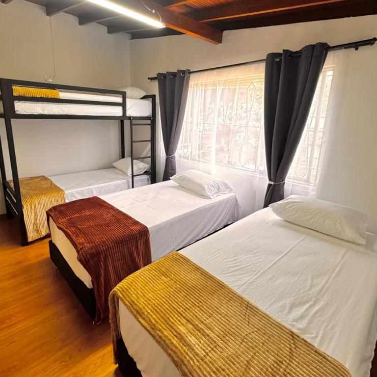 Hostal Galería de la Montaña, Medellin - Family Room with Shared Bathroom - 1