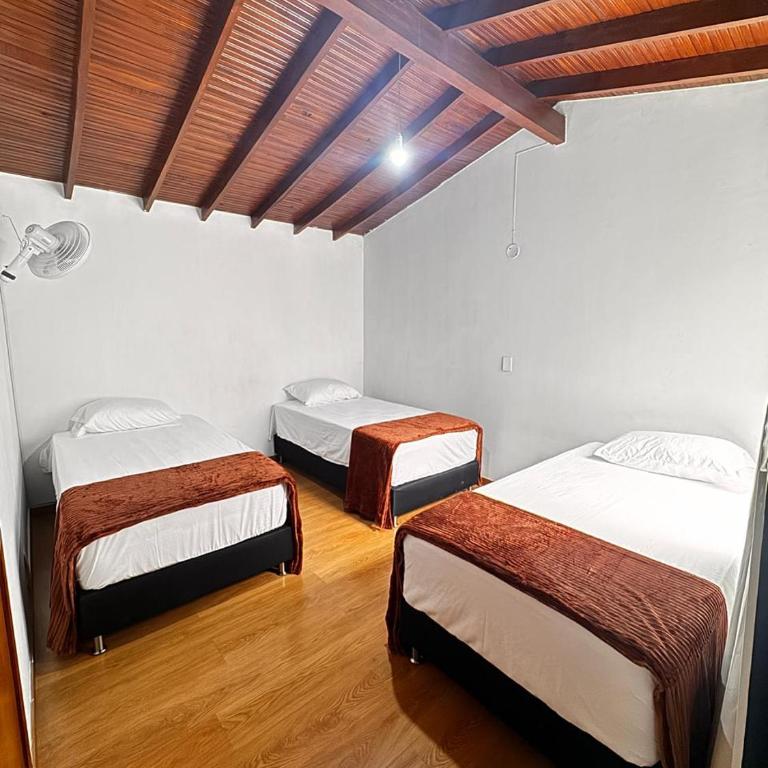Hostal Galería de la Montaña, Medellin - Basic Triple Room with Shared Bathroom - 1