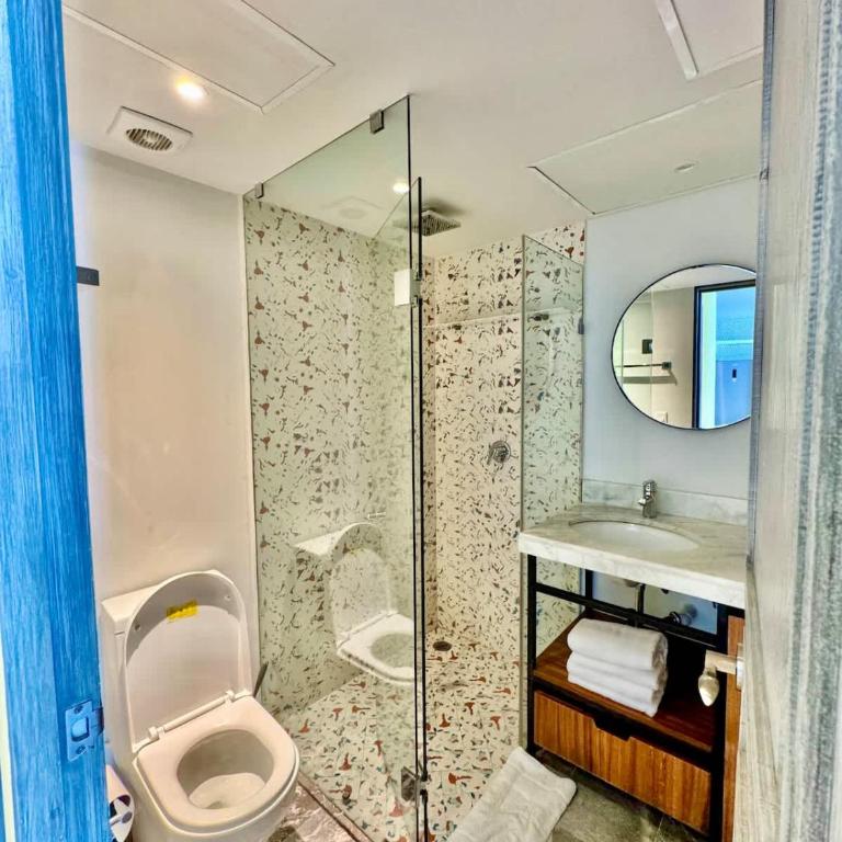 2 Bedroom Apartment Steps From the Sea! - Apartamento de 2 dormitorios - 24