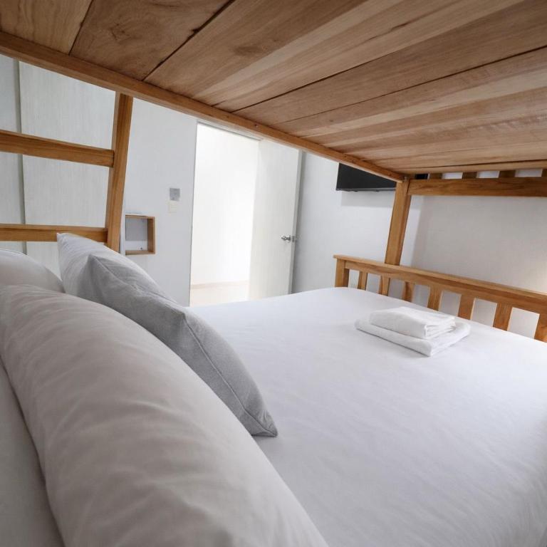 Apartamento Torre Prime con piscina y vistas al centro histórico - Three-Bedroom Apartment - 10