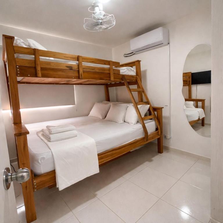 Apartamento Torre Prime con piscina y vistas al centro histórico - Three-Bedroom Apartment - 11