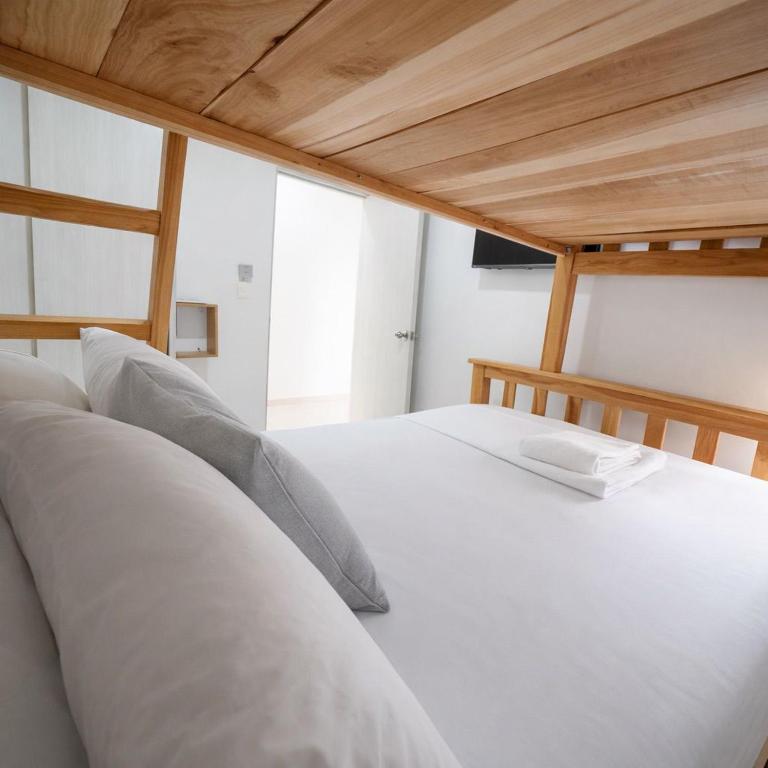 Apartamento Torre Prime con piscina y vistas al centro histórico - Three-Bedroom Apartment - 21