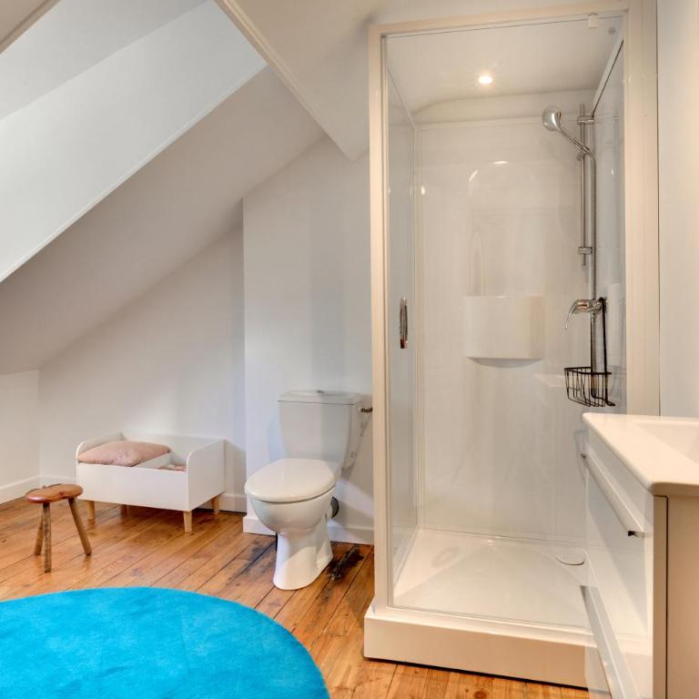 Chambres de charme avec piscine - Le Monde de Charlie - Proche Vichy - Chambre Familiale - Vue sur Jardin - 7