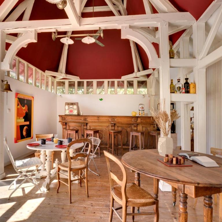 Chambres de charme avec piscine - Le Monde de Charlie - Proche Vichy - Suite Familiale avec Balcon - 11