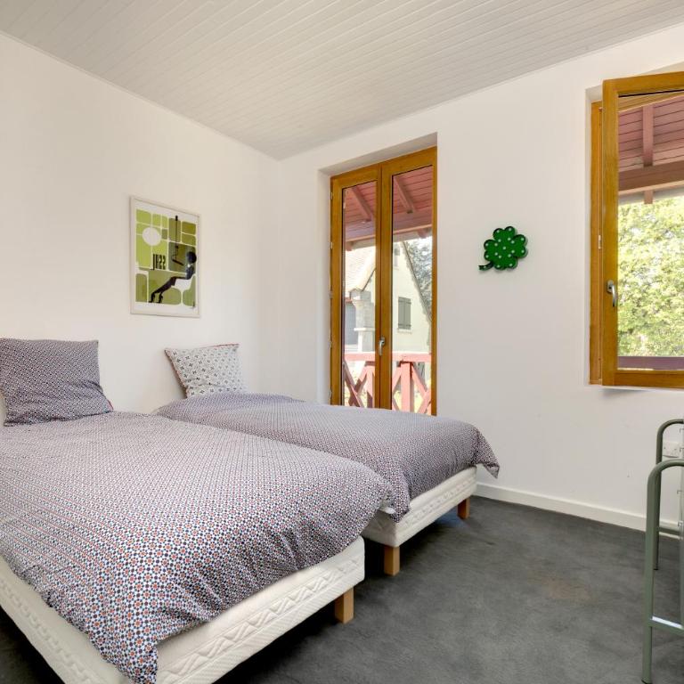 Chambres de charme avec piscine - Le Monde de Charlie - Proche Vichy - Suite Familiale avec Balcon - 16