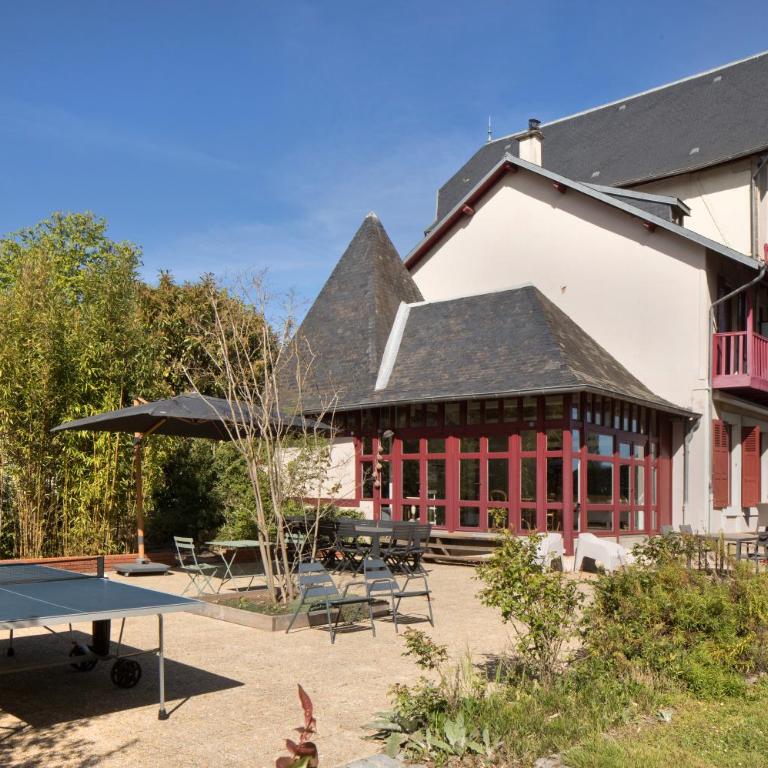 Chambres de charme avec piscine - Le Monde de Charlie - Proche Vichy - Chambre Familiale - Vue sur Jardin - 11