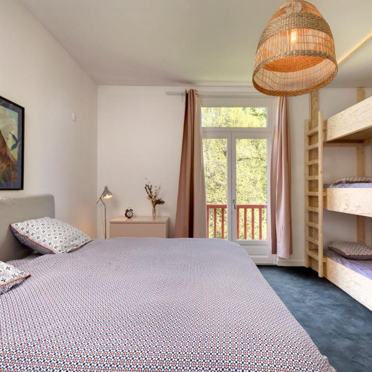 Chambres de charme avec piscine - Le Monde de Charlie - Proche Vichy - Chambre Familiale - Vue sur Jardin - 13