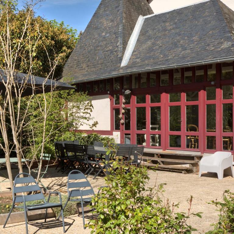 Chambres de charme avec piscine - Le Monde de Charlie - Proche Vichy - Chambre Familiale - Vue sur Jardin - 12