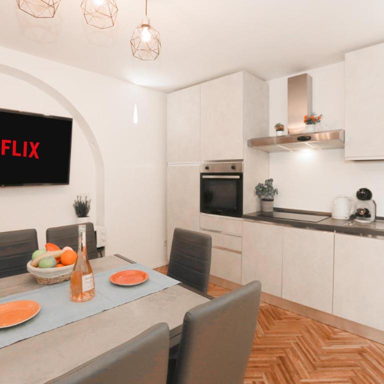 Metro - 1 GB Wi-Fi - 2 Bedrooms - Self check-in - Appartamento con 2 Camere da Letto e Vista Città - 1