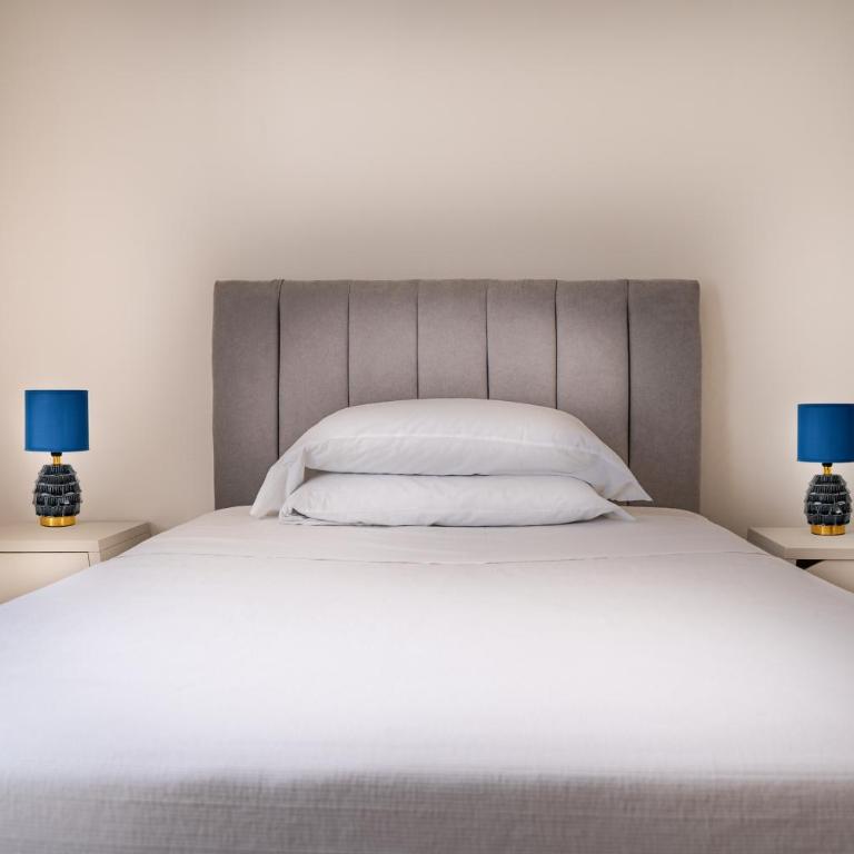 Central Sorrento 3 BR 1,5 BT flat balcony A C Wi-Fi - Three-Bedroom Apartment - 6