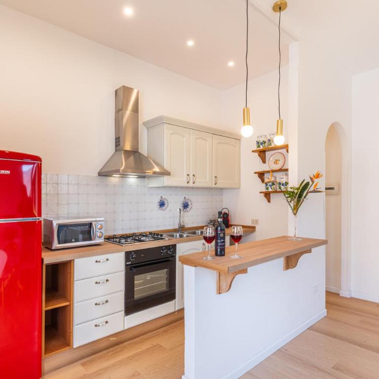 Central Sorrento 3 BR 1,5 BT flat balcony A C Wi-Fi - Three-Bedroom Apartment - 3
