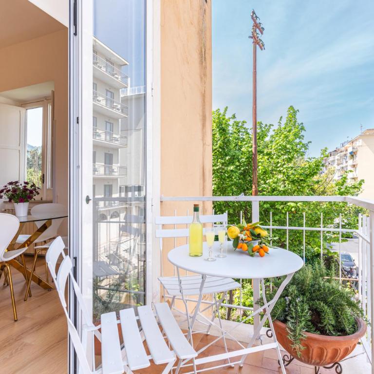 Central Sorrento 3 BR 1,5 BT flat balcony A C Wi-Fi - Three-Bedroom Apartment - 4
