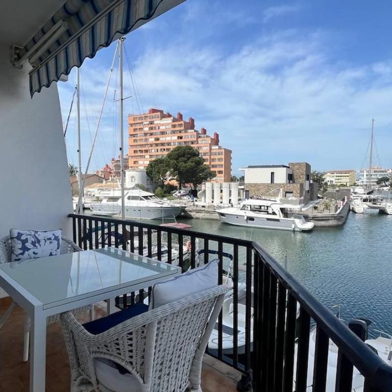 Apartamento con Vistas al Canal y Terraza Roses - Apartamento de 1 dormitorio - 3