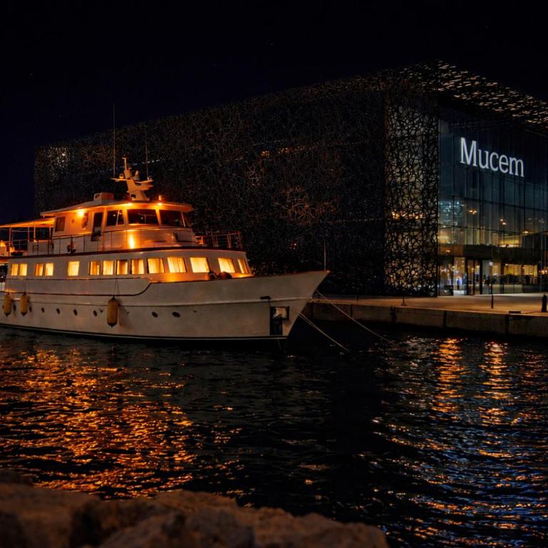 Yacht d'exception entièrement privatisé au Vieux-Port de Marseille - Cabine Familiale dans un Bateau - 2