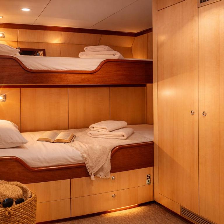 Yacht d'exception entièrement privatisé au Vieux-Port de Marseille - Cabine Familiale dans un Bateau - 12