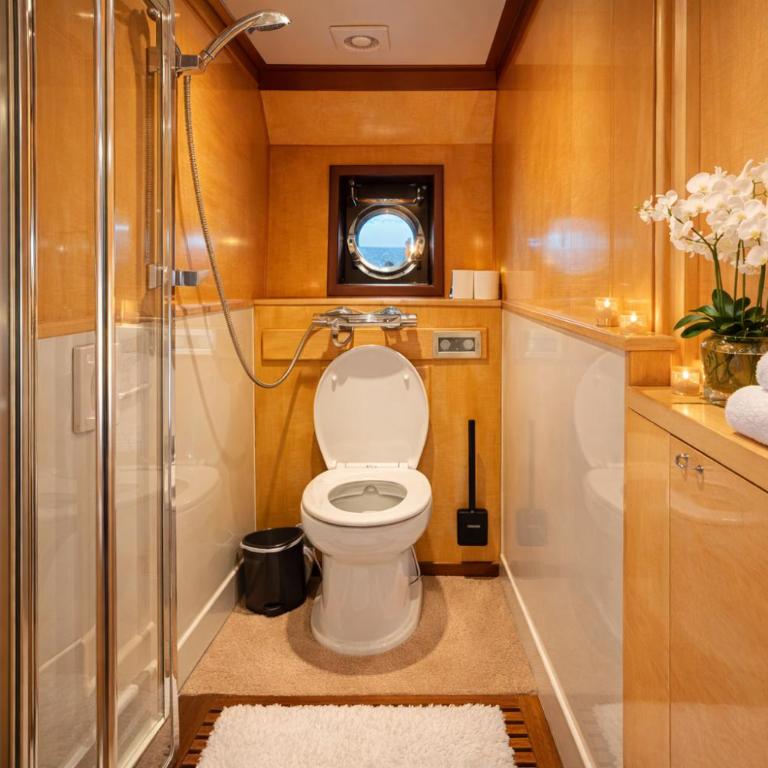 Yacht d'exception entièrement privatisé au Vieux-Port de Marseille - Cabine Familiale dans un Bateau - 13