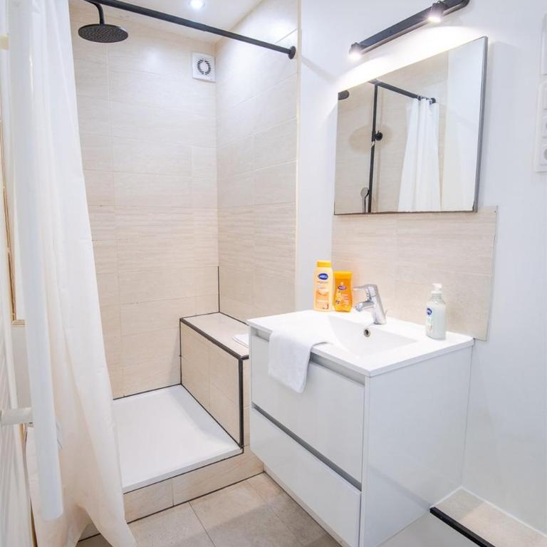 Le Pic-Paris - Standard Double Room with Shared Bathroom - 5