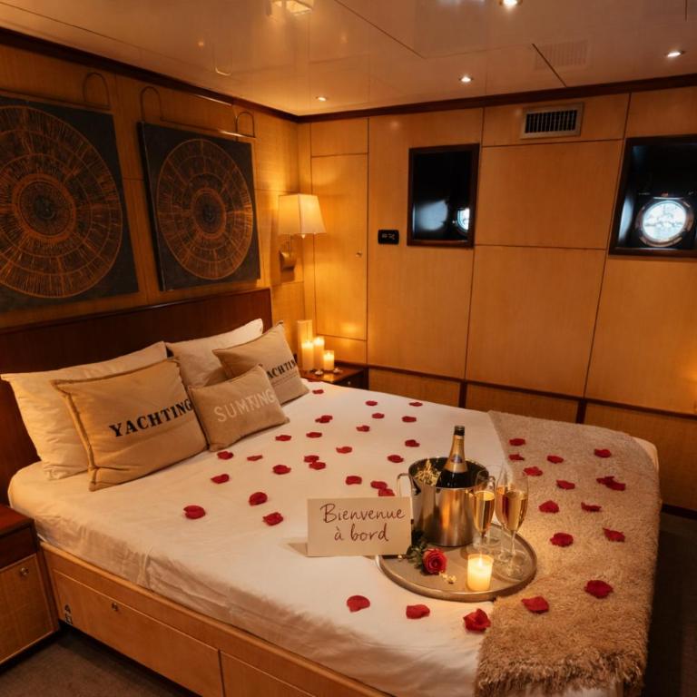 Yacht d'exception entièrement privatisé au Vieux-Port de Marseille - Cabine Familiale dans un Bateau - 8