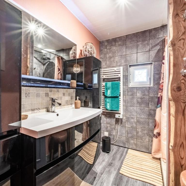 Le Chalet Des Pesettes - Chambre Double - Vue sur Montagne - 6