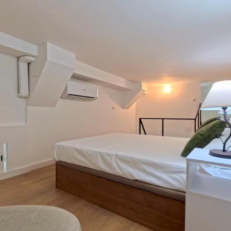 Duplex Retreat with AC in Madrid, Ideal for 4 - Family Room - 1