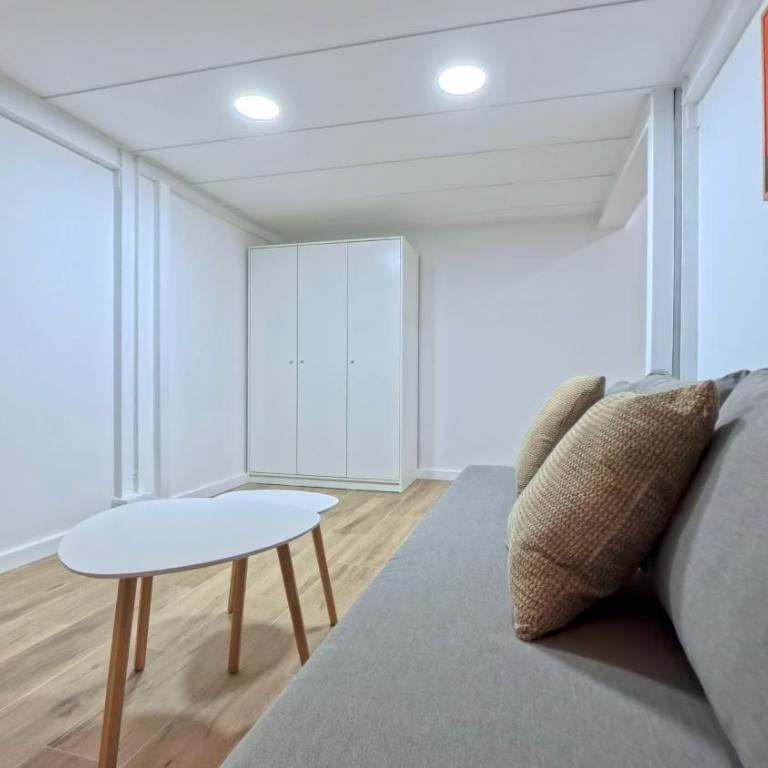 Duplex Retreat with AC in Madrid, Ideal for 4 - Family Room - 11
