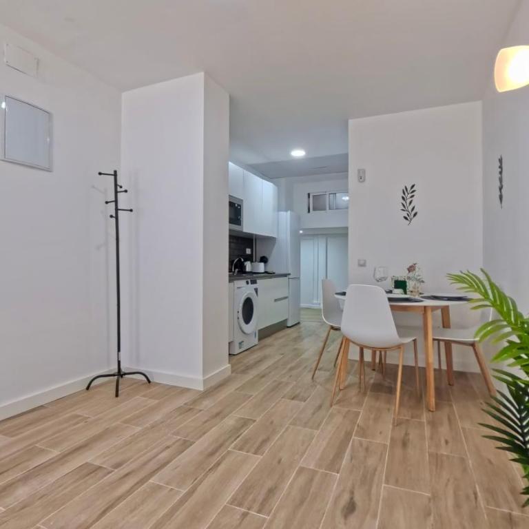 Duplex Retreat with AC in Madrid, Ideal for 4 - Family Room - 27