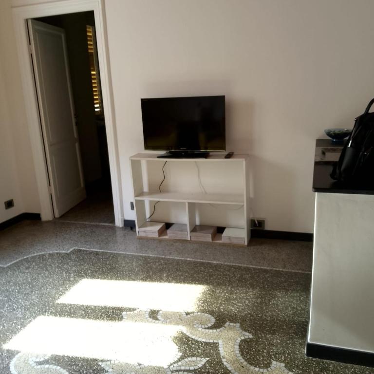 Charming 2-Bedroom Apartment in the Heart of Genova - Apartment - 9