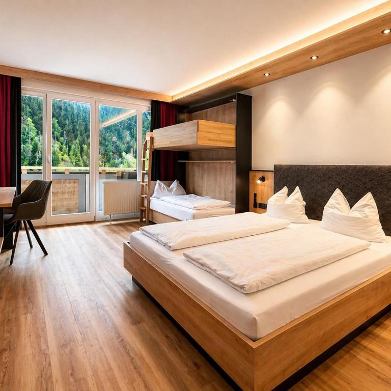 first mountain Hotel Montafon - Doppelzimmer mit Balkon - 3