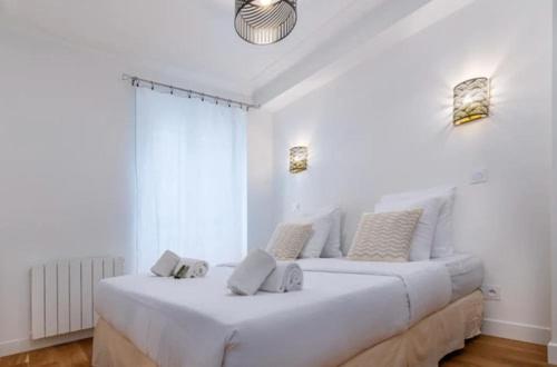 Lovely Apartment in Paris - Champs Elysées - Two-Bedroom Apartment - 9