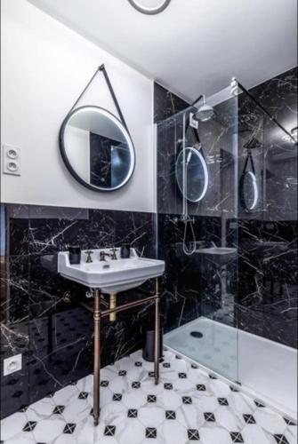 Lovely Apartment in Paris - Champs Elysées - Two-Bedroom Apartment - 8