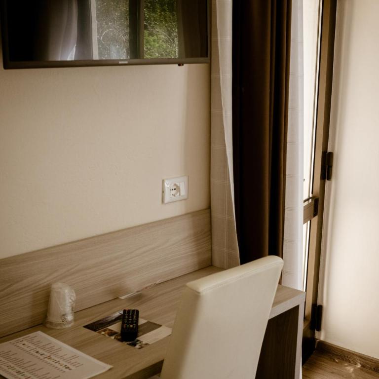 Hotel Mercedes - Camera Tripla con Balcone e Vista Lago - Dependance - 4