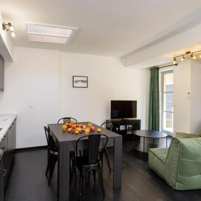 Bastide Suite Elégance Noire - Appartement 2 Chambres Deluxe avec Balcon - 11
