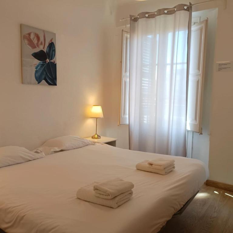 Gaudi Sagrada Familia - Two-Bedroom Apartment with Balcony and Sagrada Familia Views - 23