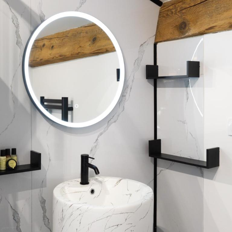 Bastide Suite Elégance Noire - Appartement 2 Chambres Deluxe avec Balcon - 16