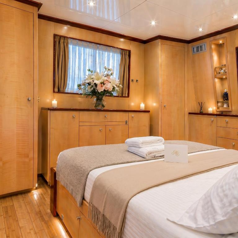 Yacht d'exception entièrement privatisé au Vieux-Port de Marseille - Cabine Familiale dans un Bateau - 6