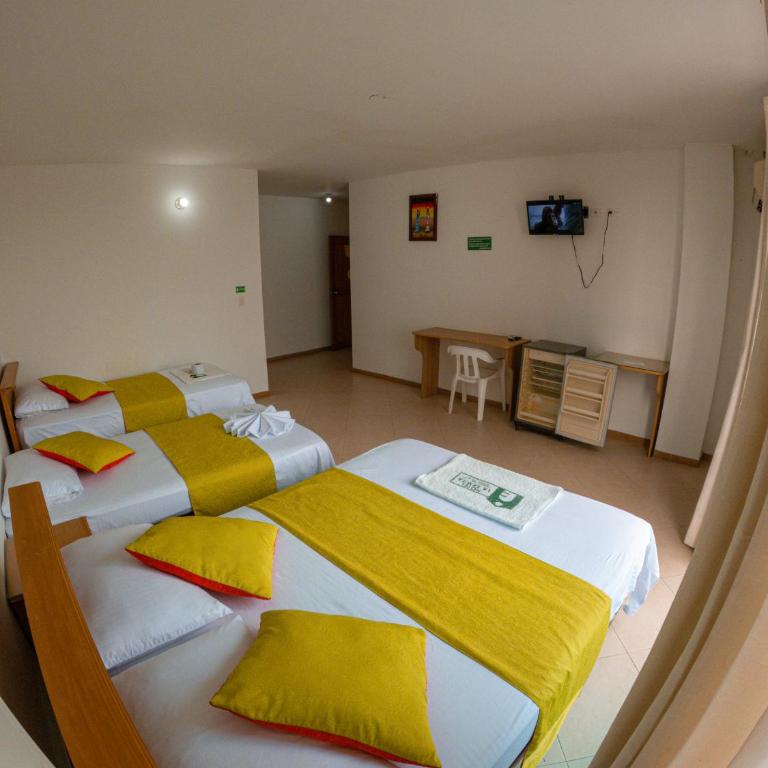 Hotel Los Leones Torre 1 - Deluxe Family Room - 1