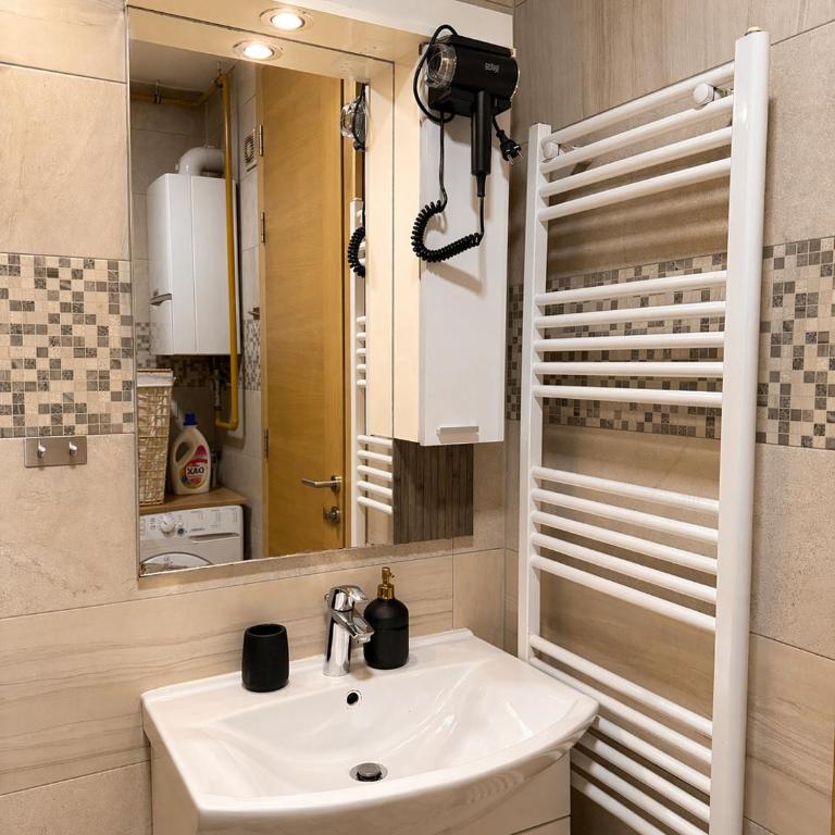 Apartment near airport,tram & city center Free parking - One-Bedroom Apartment - 13