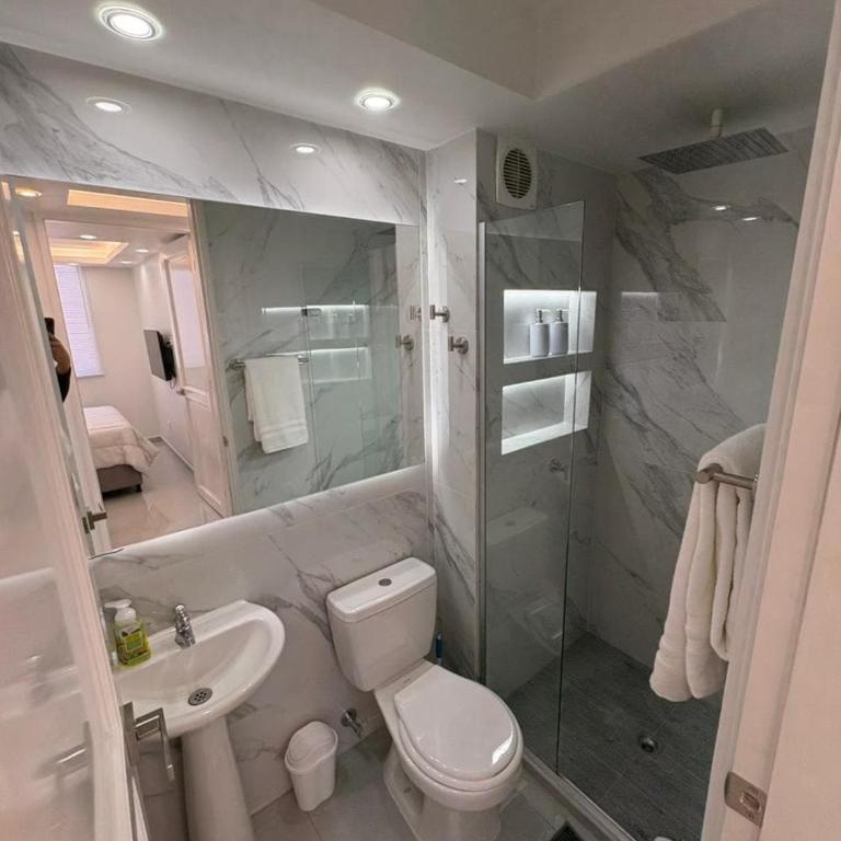 Skyline Oasis Luxury 2BR with Pool Near Beach - Two-Bedroom Deluxe Apartment - 41