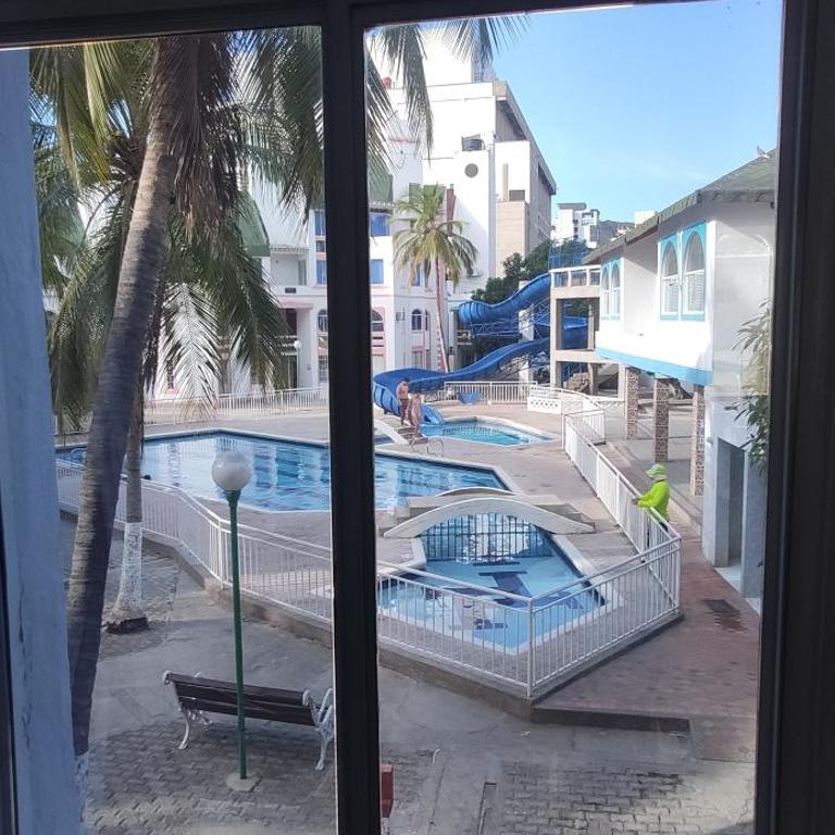 Apto grande duplex en Condominio La Mansión al lado del Cc Arrecife -Rodadero - Two-Bedroom Apartment with Pool View - 1