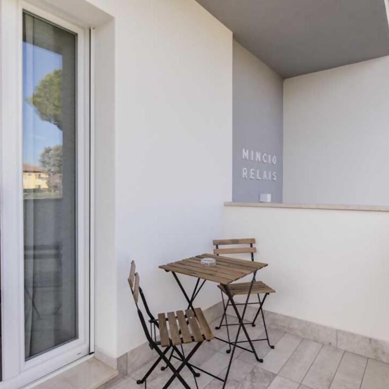 Mincio Relais Rooms & Pool - Camera Matrimoniale con Balcone - 8
