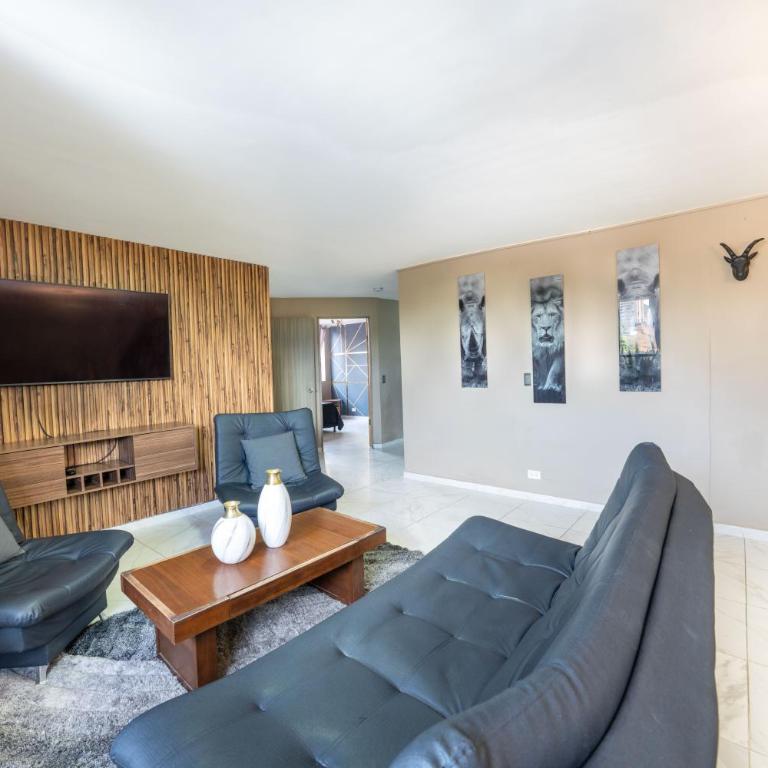 3 bedroom apartment, with arcade machine - 1 block from lleras park p7 - Three-Bedroom Apartment - 23