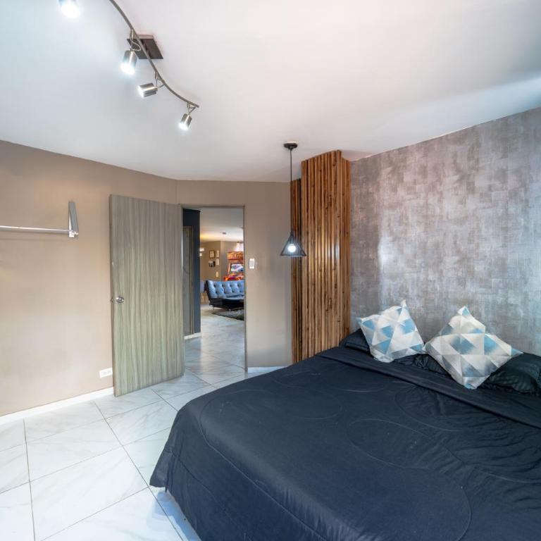 3 bedroom apartment, with arcade machine - 1 block from lleras park p7 - Three-Bedroom Apartment - 25