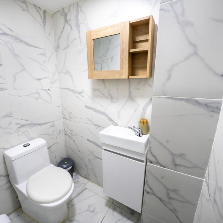 3 bedroom apartment, with arcade machine - 1 block from lleras park p7 - Three-Bedroom Apartment - 26