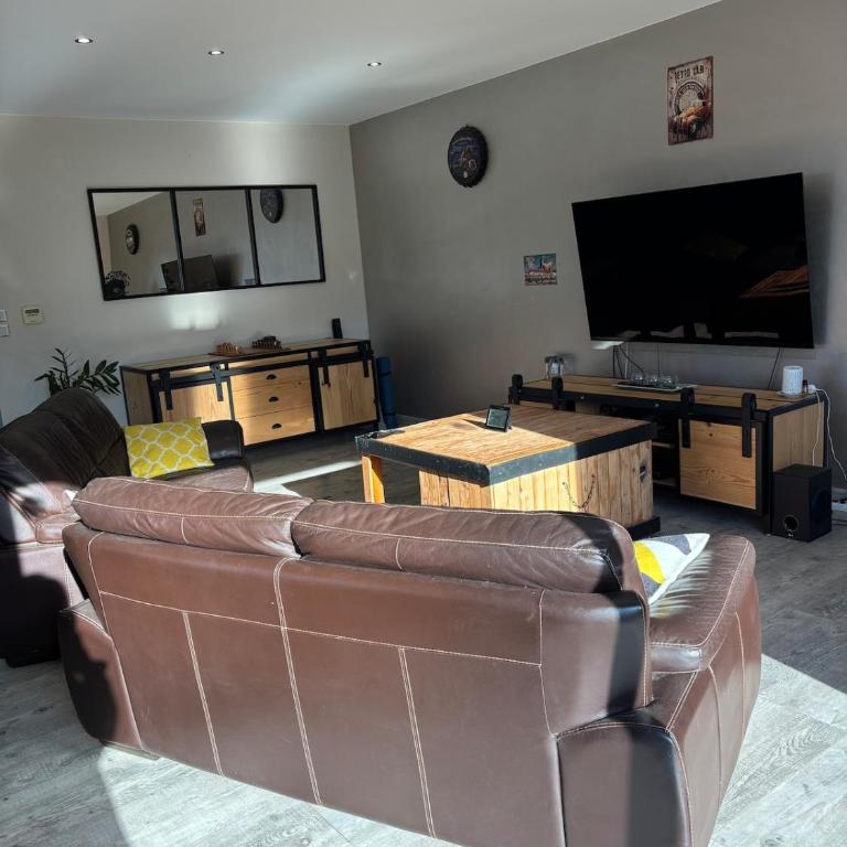 Villa avec trois chambres, piscine et parking - Three-Bedroom Villa - 11