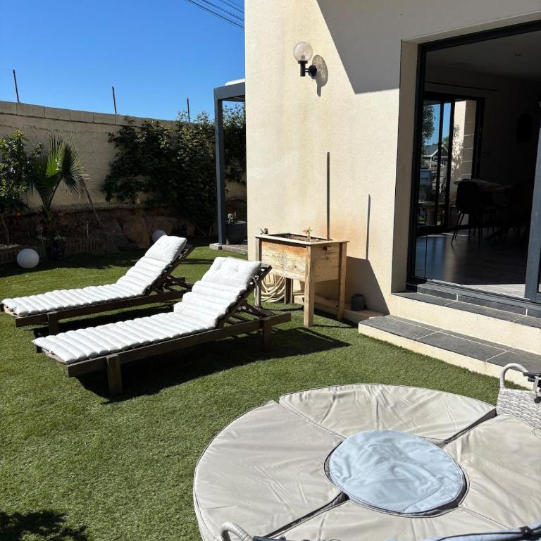 Villa avec trois chambres, piscine et parking - Three-Bedroom Villa - 13